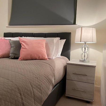 Amazing 2 Bed 2 Bath Private Apartment Watford  Buitenkant foto