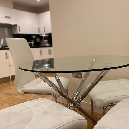 Amazing 2 Bed 2 Bath Private Apartment Watford  Buitenkant foto
