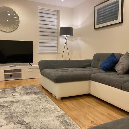 Amazing 2 Bed 2 Bath Private Apartment Watford  Buitenkant foto
