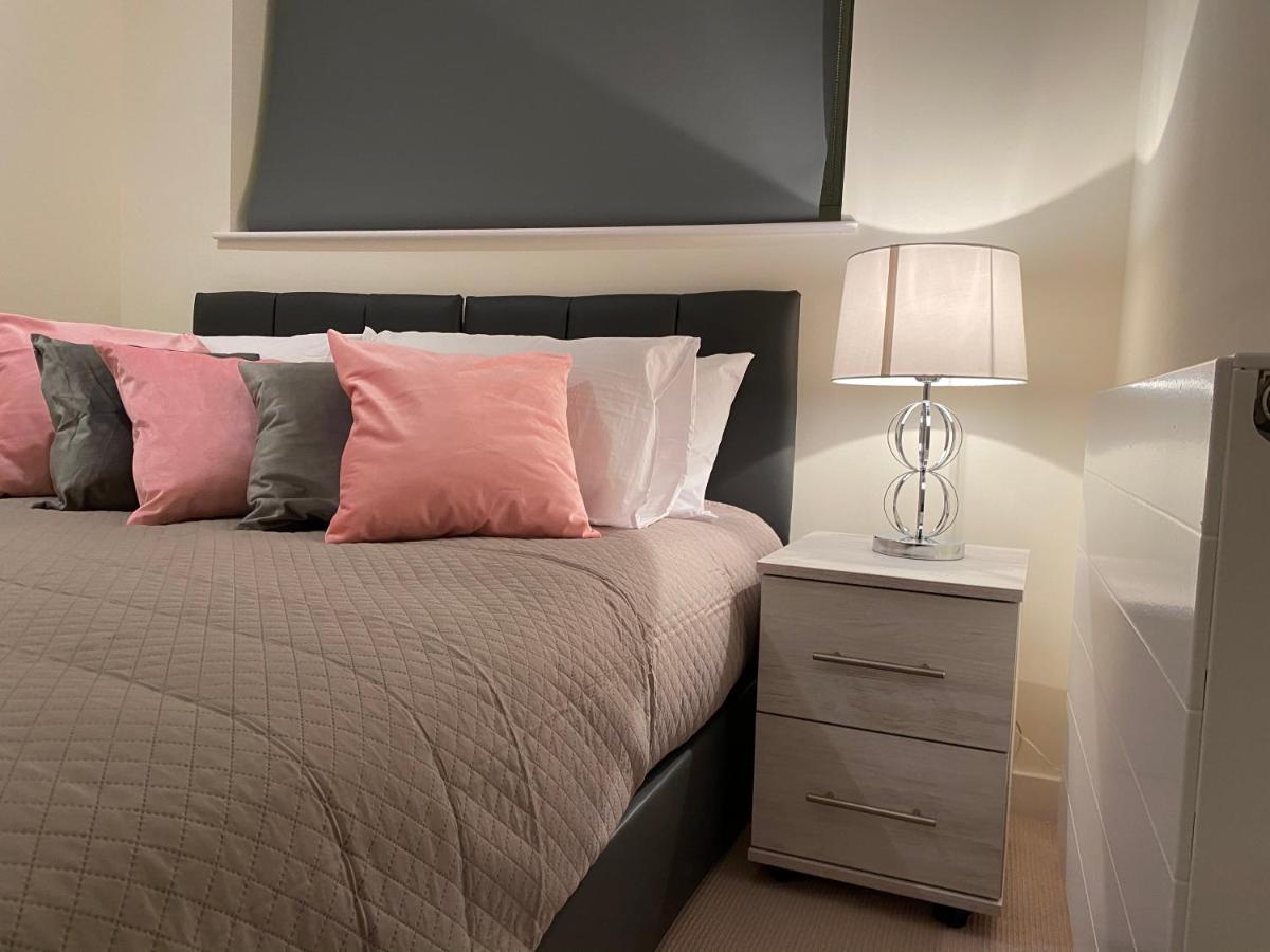 Amazing 2 Bed 2 Bath Private Apartment Watford  Buitenkant foto