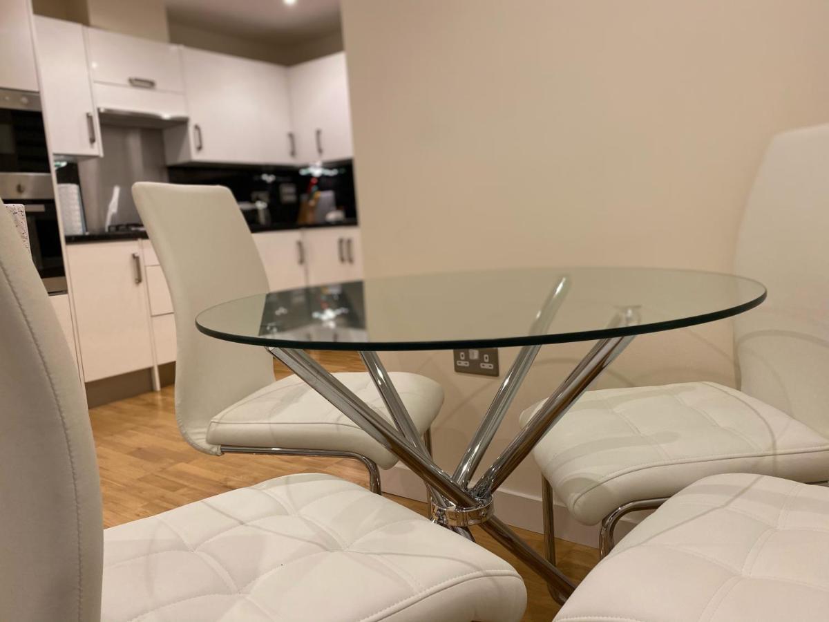 Amazing 2 Bed 2 Bath Private Apartment Watford  Buitenkant foto