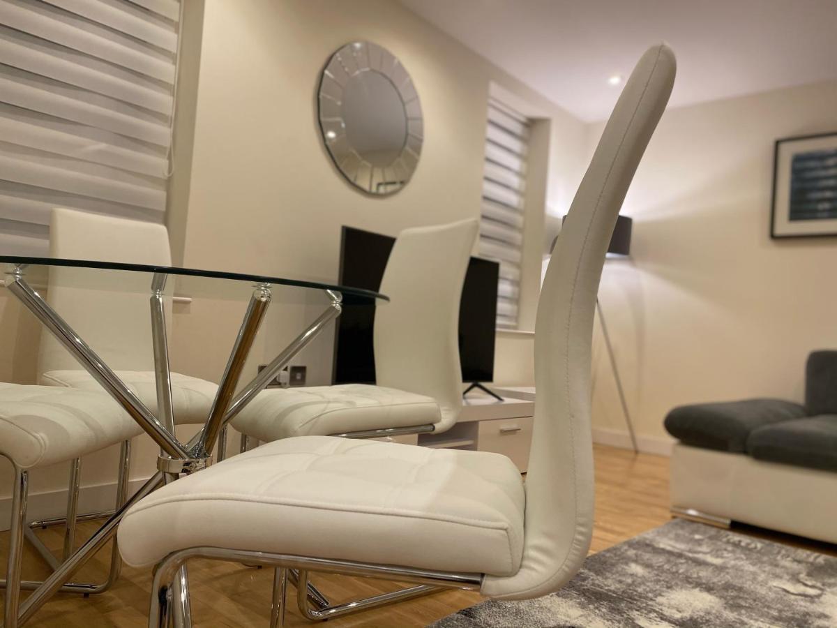 Amazing 2 Bed 2 Bath Private Apartment Watford  Buitenkant foto